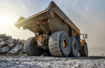 Camion benne sur chantier